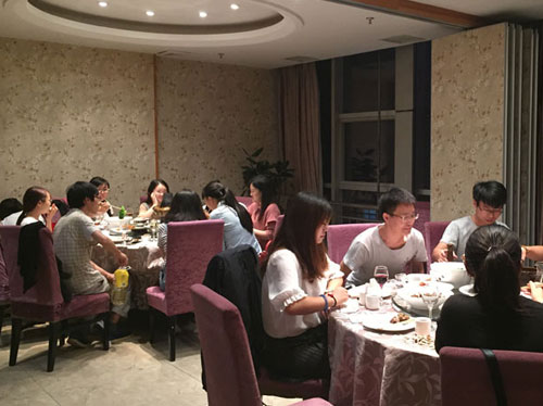 皓月迎佳節(jié)，中秋共團(tuán)圓